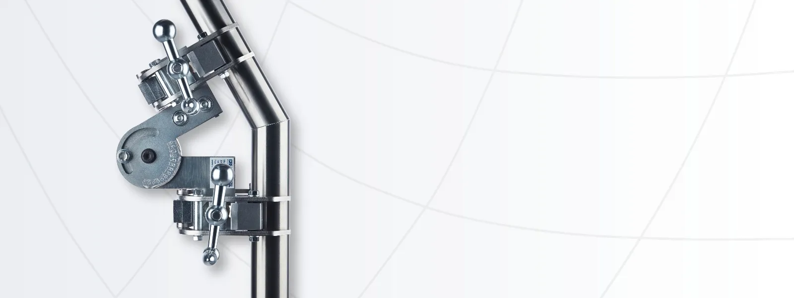 Bildkomposition mit dem Rohrzentrierer CREA-TUBE auf einem weiss-grauen Hintergrund mit Linien