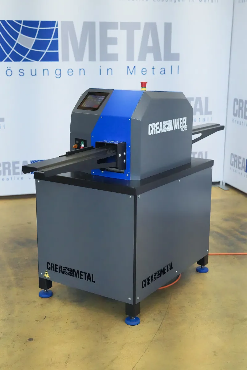CREA-WHEEL 100 Richtmaschine mit Touchsteuerung und Materialführung aus seitlicher Perspektive