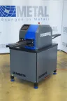 CREA-WHEEL 100 Richtmaschine mit Touchsteuerung und Materialführung aus seitlicher Perspektive