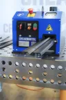 CREA-WHEEL 60 Basic RRM Rundrichtmaschine mit eingeführtem Vierkantstahl und übersichtlichen Bedienelementen für den Metallbau.