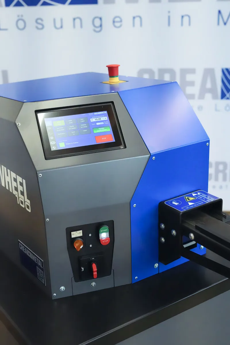 CREA-WHEEL 100 Richtmaschine von CREAMETAL mit Touchdisplay und Bedienelementen in Nahaufnahme