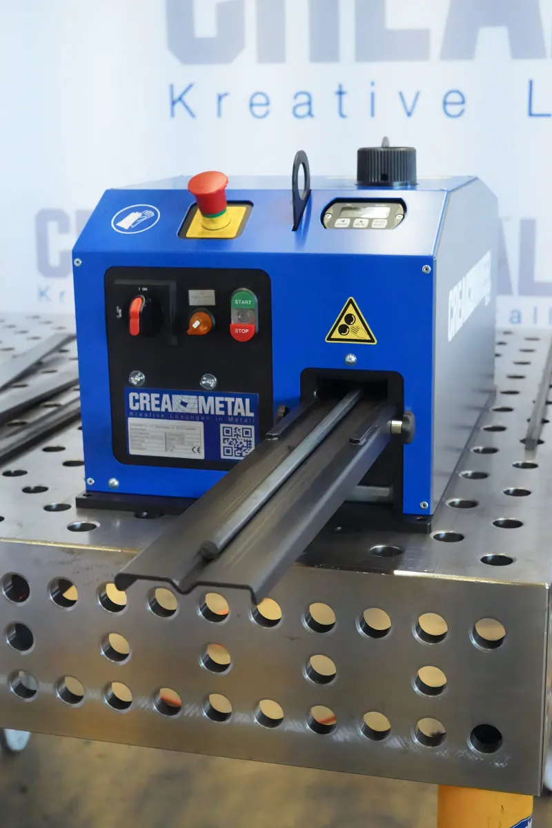 CREA-WHEEL 60 Basic RRM Rundrichtmaschine von CREAMETAL beim Richten von Rundmaterial auf einem Schweiss- und Montagetisch.