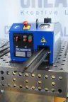CREA-WHEEL 60 Basic RRM Rundrichtmaschine von CREAMETAL beim Richten von Rundmaterial auf einem Schweiss- und Montagetisch.