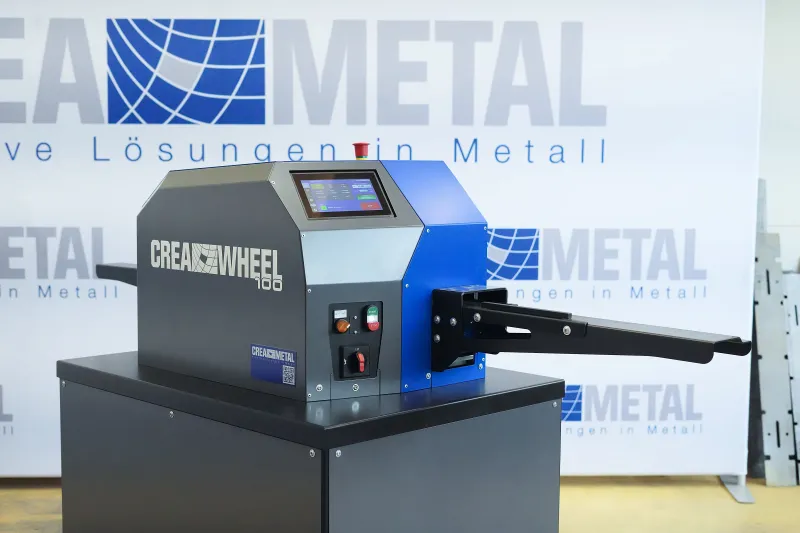CREA-WHEEL 100 Richtmaschine für Flachstahl und Rund- und Vierkantmaterial auf Maschinenuntergestell mit Ein- und Auslaufschienen