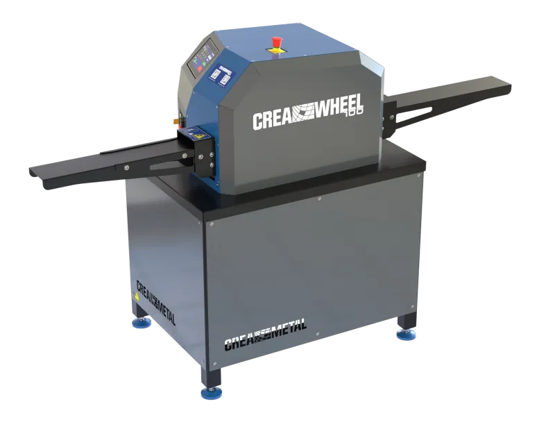CREA-WHEEL 100 Richtmaschine von CREAMETAL mit Touchscreen und Materialeinzug, Frontansicht