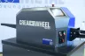 CREA-WHEEL 100 Richtmaschine von CREAMETAL mit seitlichem Produktlogo, Touchdisplay und Materialführung